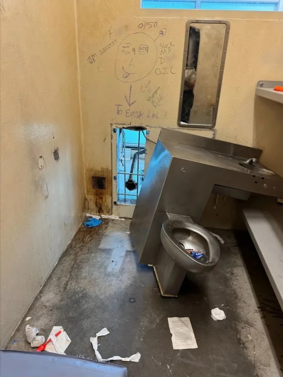 Jail Worker Arrested After 10 Inmates Escape from New Orleans Facility Using Hole Behind Toilet 12 10 prison inmates escape from jail faulty lock behind escape toilet1184066730957875038