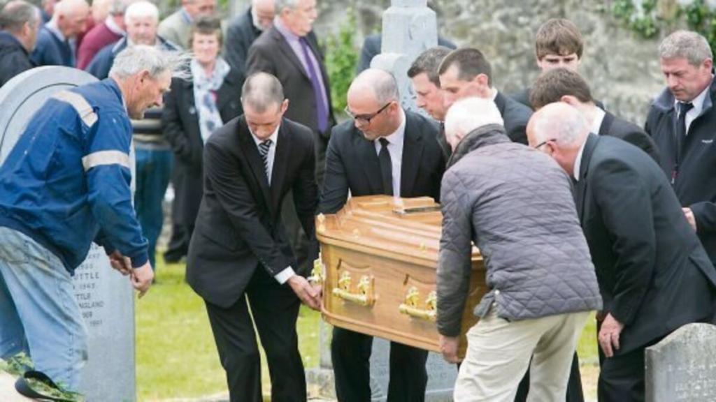 Julia Holmes: Four decades of fraud, dozens of identities, and a death no one reported. 7 image 21