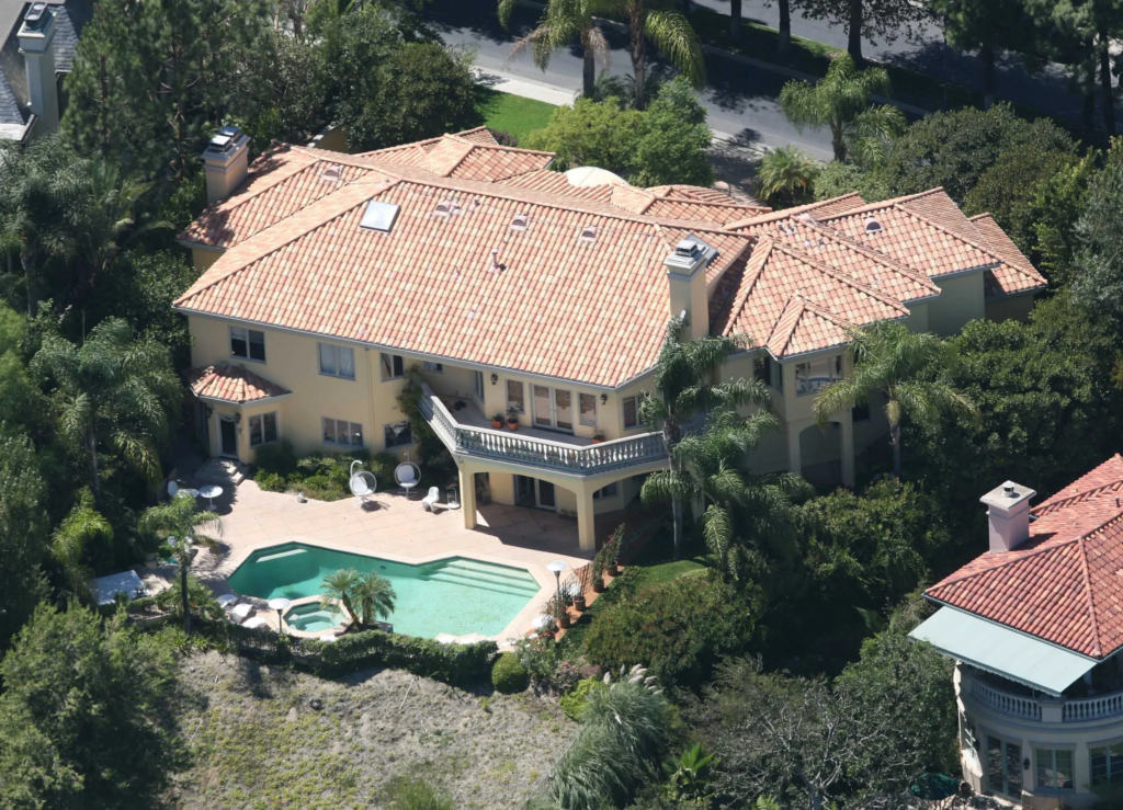 How the Bling Ring Robbed Paris Hilton, Lindsay Lohan, and Orlando Bloom 3 Paris Hilton's Mulholland Estates mansion in Sherman Oaks, broken into by the Bling Ring at least five times between October and December 2008.