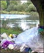 How Michael Chidgey Murdered Heather Tell and Was Exposed by His Own Family 2 Floral tributes left at Kettlebrook Linear Park (Belgrave Park), Tamworth, Staffordshire, at the site where Heather Tell's body was discovered on 26 August 2000.