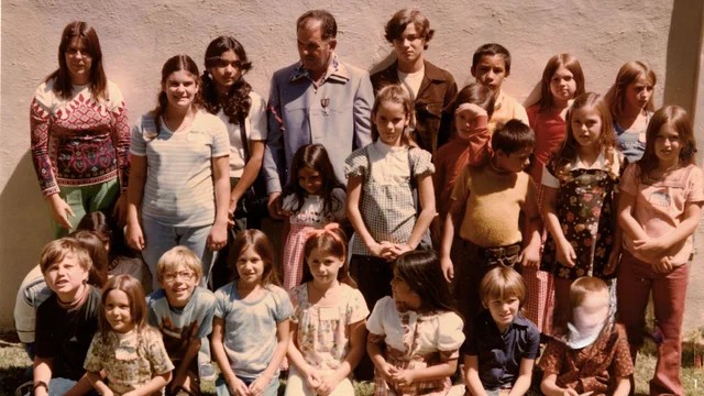 How 26 Children Were Buried Alive in a California Quarry and Escaped on Their Own 2 Bus driver Ed Ray pictured with the 26 children he helped rescue after the 1976 Chowchilla kidnapping, in which all 27 were buried alive in an underground trailer for 16 hours before digging their way out.