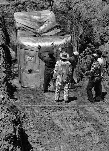 How 26 Children Were Buried Alive in a California Quarry and Escaped on Their Own 6 Investigators examine the buried truck trailer at the California Rock & Gravel quarry in Livermore, California, where kidnappers had converted it into an underground bunker to hold 26 children and bus driver Ed Ray captive in July 1976.