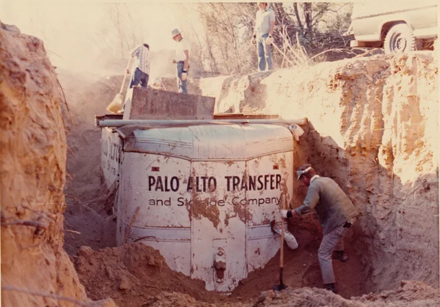 How 26 Children Were Buried Alive in a California Quarry and Escaped on Their Own 3 Investigators excavate the Palo Alto Transfer moving truck that kidnappers buried 12 feet underground at the California Rock & Gravel quarry in Livermore, California, where 26 children and bus driver Ed Ray were held captive for 16 hours in July 1976.