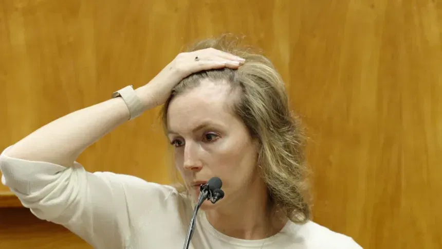How Gerhardt Konig Planned to Kill His Wife on Her 36th Birthday 2 Arielle Konig pulls back her hair during testimony to show the scar left after her scalp was surgically reattached. Honolulu, 2026.