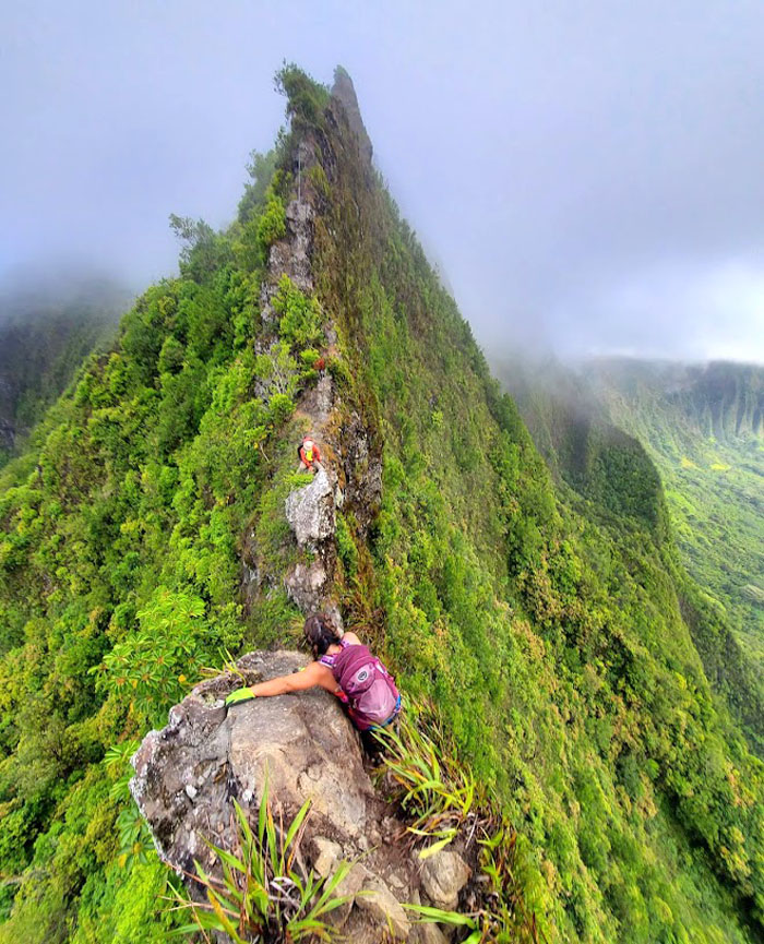 How Gerhardt Konig Planned to Kill His Wife on Her 36th Birthday 5 The Pali Puka trail on Oahu, Hawaii. The route runs along a narrow ridge with sheer drops on both sides and is officially closed to the public. Gerhardt Konig researched the trail specifically before leading Arielle there on March 24, 2025.